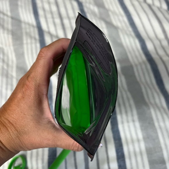 Waterproof carrying case - Picture 2 of 3